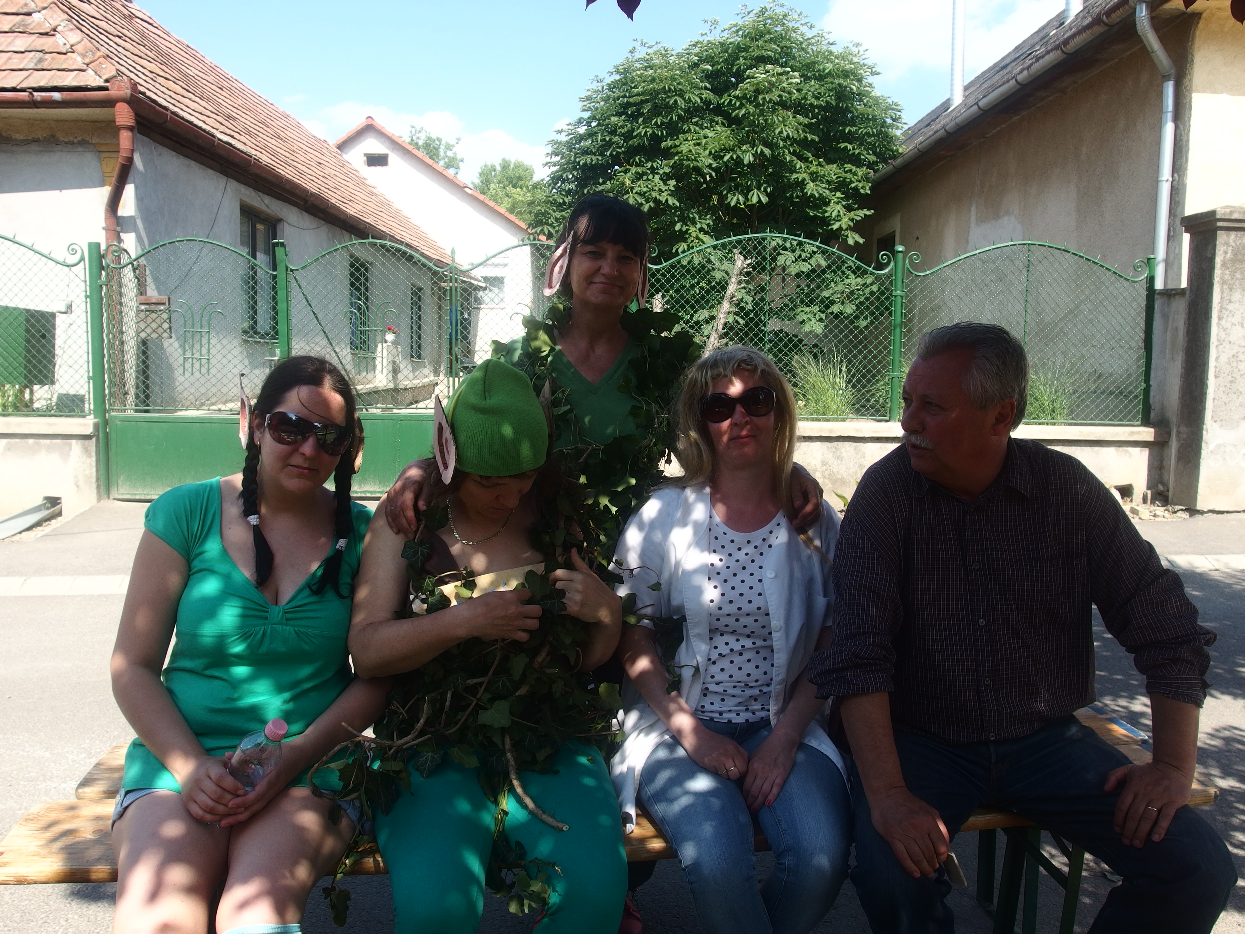 A MagHáz munkatársai és igazgatója 2015. május 30.-án, a Félőlény barátaiként: Keusch Vera, Lukács Zsoltné, Bartháné Orosz Ágnes, Bókayné Magda Zsuzsa (áll) és Tóth István